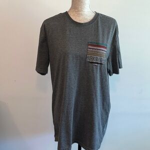 Beautiful Giant Aztec Knit
Geomtric Pocket Mens
Large Short Sleeve Gray T